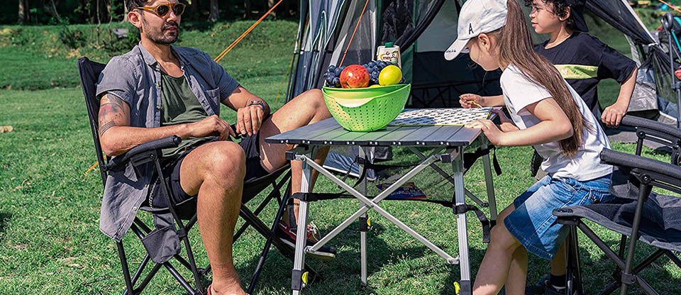 table de camping en plein air