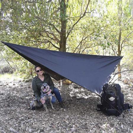 Bâche de camping étanche avec 2 pôles bâches parasol tapis de pique-nique accessoires de camping pour la pêche randonnée
 