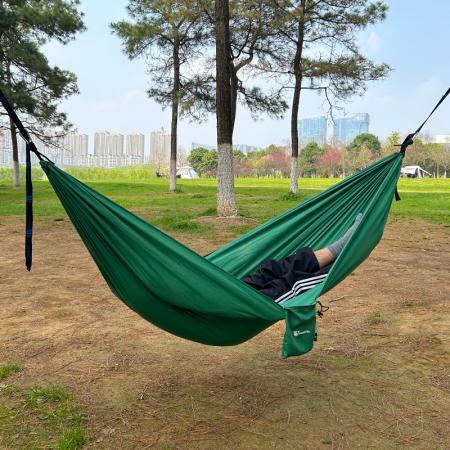 Hamac de camping portable en nylon résistant pour 1 à 2 personnes, idéal pour la randonnée. 