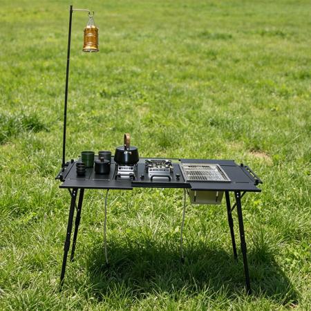 Table de camping pliable et modulaire IGT pour cuisiner en extérieur, idéale pour le jardin, la randonnée, les pique-niques et les repas en plein air.